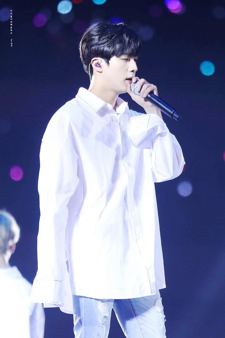 BatoHeily's tweet photo. #WorldwideHandsomeDay happy happy birthday Jin LaLabs 😍😍😍 https://t.co/vMPrNkJH2P