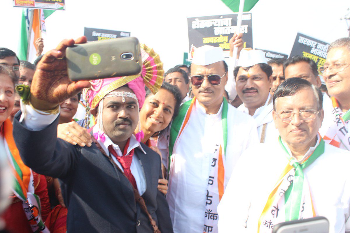 NCPspeaks's tweet photo. मडकोना गावचा निलेश कोंढरे हा नवरदेव आज #हल्लाबोल पदयात्रे दरम्यान @AjitPawarSpeaks @supriya_sule व @dhananjay_munde यांना आवर्जून भेटला. मुंडावळ्या आणि फेटा ल्यायलेल्या या नवरदेव���नेच उत्साहाने नेत्यांसोबत सेल्फी काढला. दादांनी लगबगीने त्याच्या लग्नाप्रित्यर्थ अहेरही सुपूर्द केला. https://t.co/4F7vmxjMla