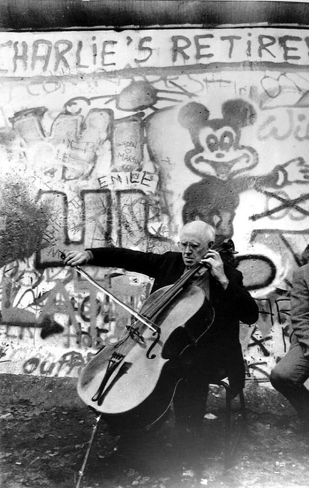 lusemusik's tweet photo. #Russian genius #MstislavRostropovich beside the #BerlinWall #1989 https://t.co/tA2JigUhBq