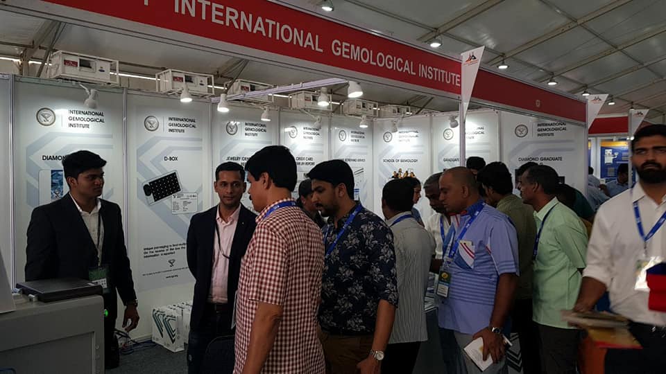 igiworldwide's tweet photo. Team Makkari Gold and Diamonds at the IGI booth.
#IGI #MakkariGoldDiamonds #KGJS #KGJS2017 https://t.co/juU5L9y0y8