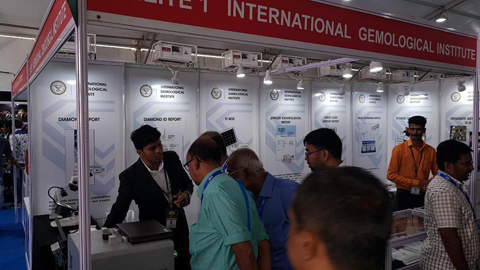 igiworldwide's tweet photo. Team Makkari Gold and Diamonds at the IGI booth.
#IGI #MakkariGoldDiamonds #KGJS #KGJS2017 https://t.co/juU5L9y0y8