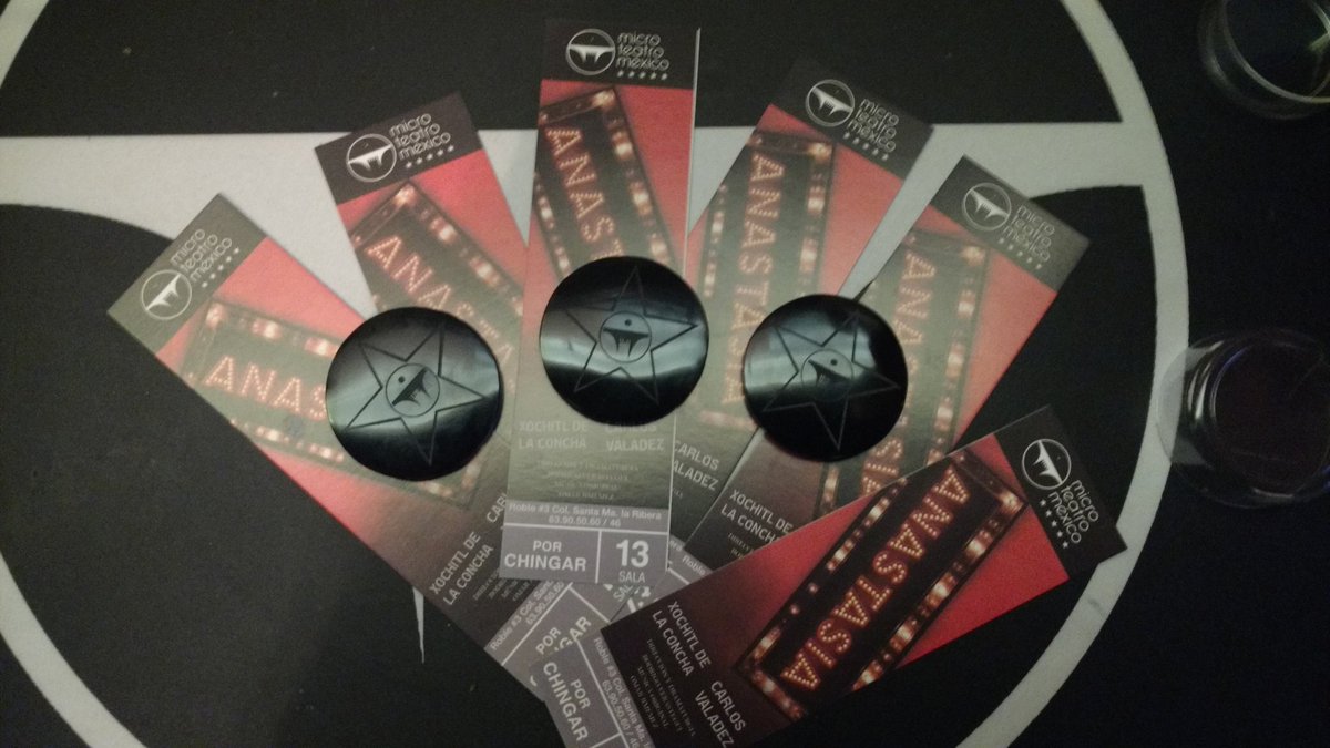AnastasiaObra's tweet photo. Ganamos 3 premios de la casa... Mejor actor de @ValadezLeal Música de @Omar_Lowen e iluminación de @EdFernandoMtz https://t.co/CjobRo1NkD