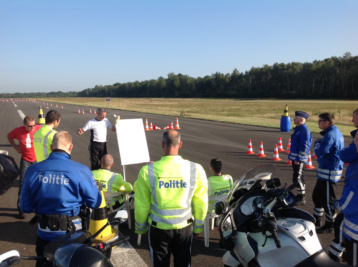 CampusVesta's tweet photo. Hulpdiensten: motorrijders komen op plaatsen waar hulpverleners niet geraken. Binnenkort alle hulpdiensten op twee wielen? https://t.co/eZKNAcQLCp https://t.co/L2FCidfoKu
