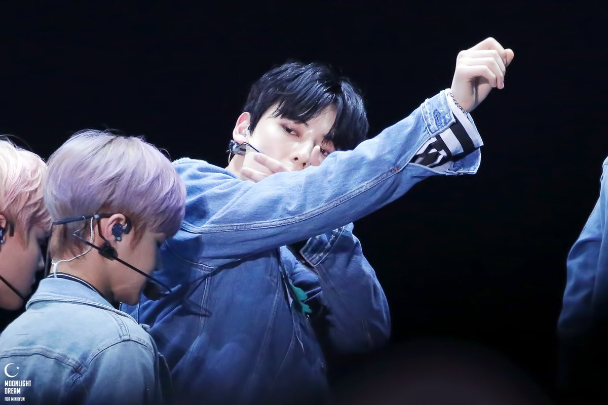 Dreamofyou_MH's tweet photo. 171201 MAMA in HongKong🦊💝 에너제틱 도입부 언제봐도 좋아😭 #민현 #황민현 #MINHYUN #워너원 #WannaOne https://t.co/8M7Gk6pxJD