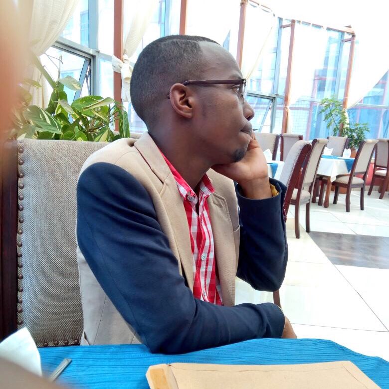 bonifacemwangi's tweet photo. This man robbed photographer Eshter Wanjiru her equipment. This week alone, his gang has robbed 3 photographers,his accomplice has a gun. He poses as as an employee of a fake EU NGO or a camera buyer. Police are looking for him. https://t.co/lAjhHd8Glz