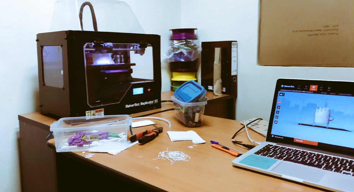 CCRCOLLIPULLI's tweet photo. Aún imprimiendo #juntospormasinclusion #pablocid #mariajesusfuentes #carolinamaldonado @ajseguel #Impresion3D #makerbot #protesis https://t.co/TMabcOsiDe