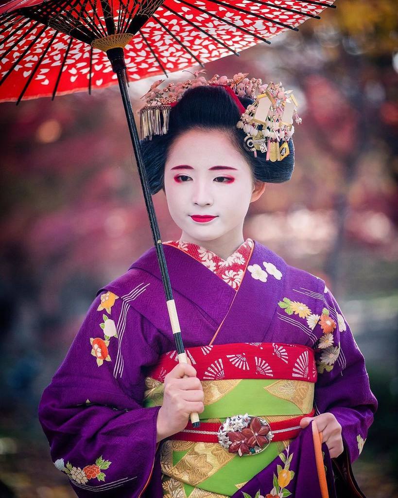 balbo42's tweet photo. My favorite Maiko-san of Kamishichiken, Umehina from the Umeno Okiya of @yuko_umeno. She is wearing her maneki kanzashi, which we’re still blank on the 2nd of December.
For more pictures of Japan 👉 @balbo42
#japan #japon #kyoto #kamishichiken #geik… https://t.co/mcreEZcnbC https://t.co/GwW9yvjdm3