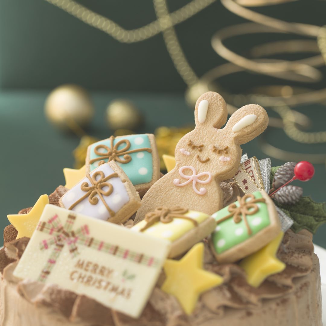 Cake Jp ケーキ通販 W とっておきxmasケーキにフォーカス 皆さん17年のクリスマスケーキはお決まりですか 本日ご紹介するのは X Masアイシングデコレーション 色とりどりのプレゼントボックスと可愛いうさぎさんのアイシングクッキー付き