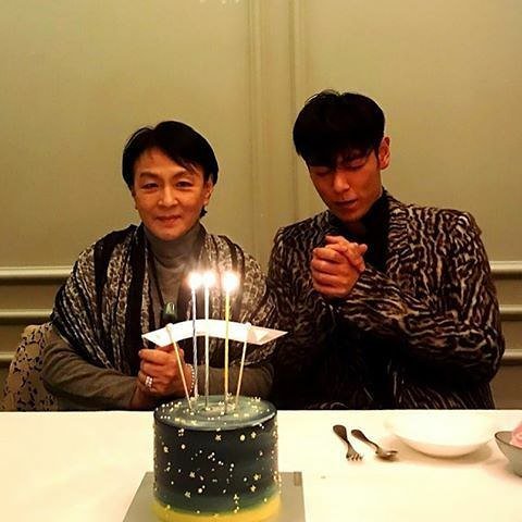 TOP_oftheTOP's tweet photo. 🎂Happy Birthday to a wonderful &amp; strong Woman &amp; an amazing Mom🎂
💙Happy Birthday TOP's Mom🎂
We wish you all the best &amp; so much more on this special day &amp; a great &amp; happy Birthday with your Family &amp; Friends🎂🎁❤🤗🙏 https://t.co/CWGrFdhULs