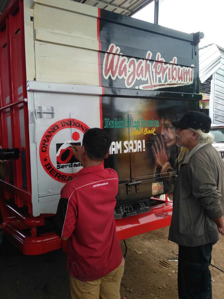 iwanfals's tweet photo. dgn seorang pelukis bak truk di Serang Banten, yg terbanyak adalah lukisan pemandangan lalu cewek sexy, kata2 mutiara atau yg lucu2 baru si abang dan si bung yg dilukisnya 🤓 https://t.co/w0tFCKBXKk