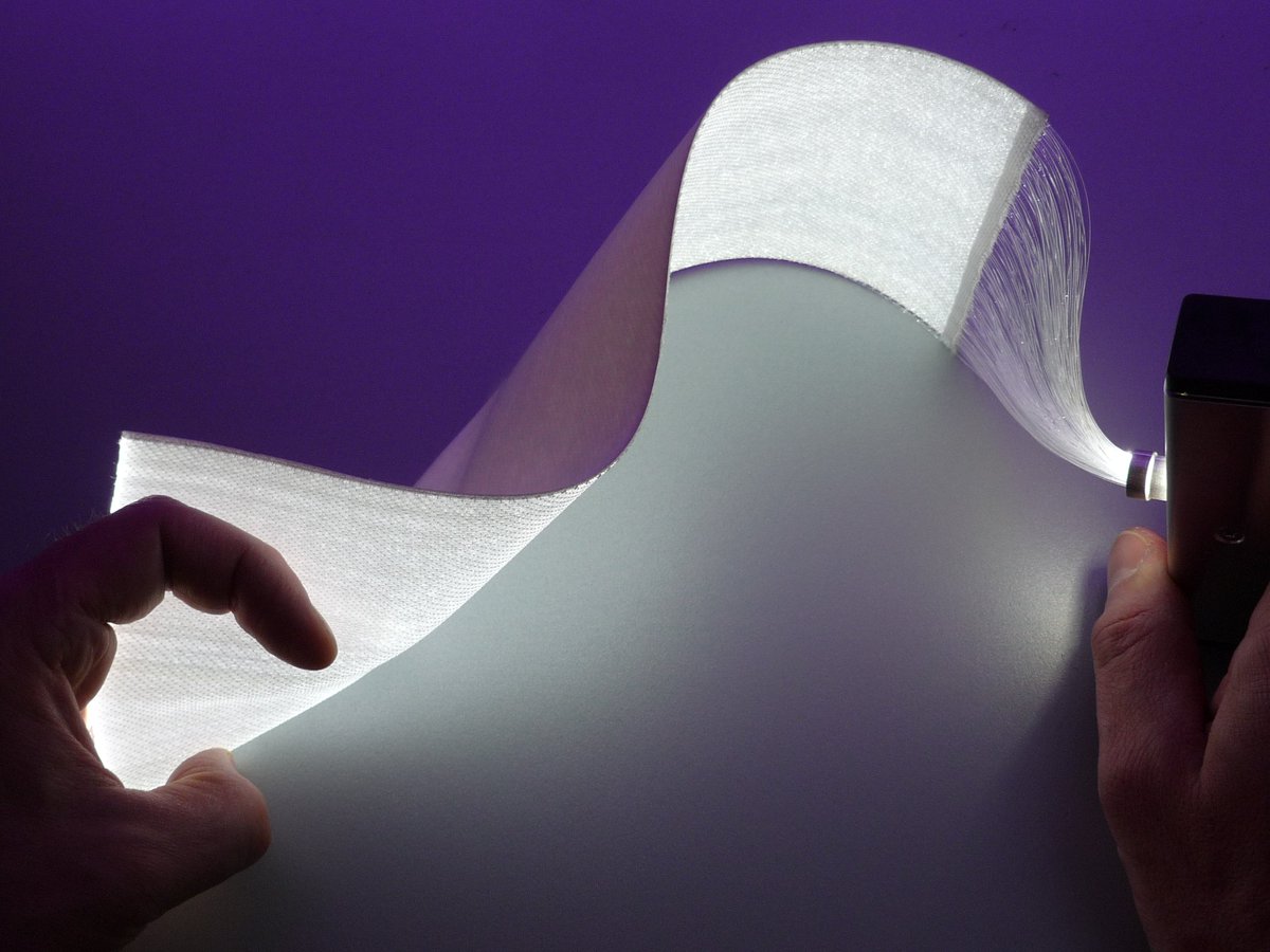 brochiertech's tweet photo. #LightexCalendar - 4 - L'assemblage de fibres optiques par tissage permet d'obtenir une surface éclairante ultra mince (< 1 mm), souple et ultra légère. https://t.co/Uth1OcBkJO