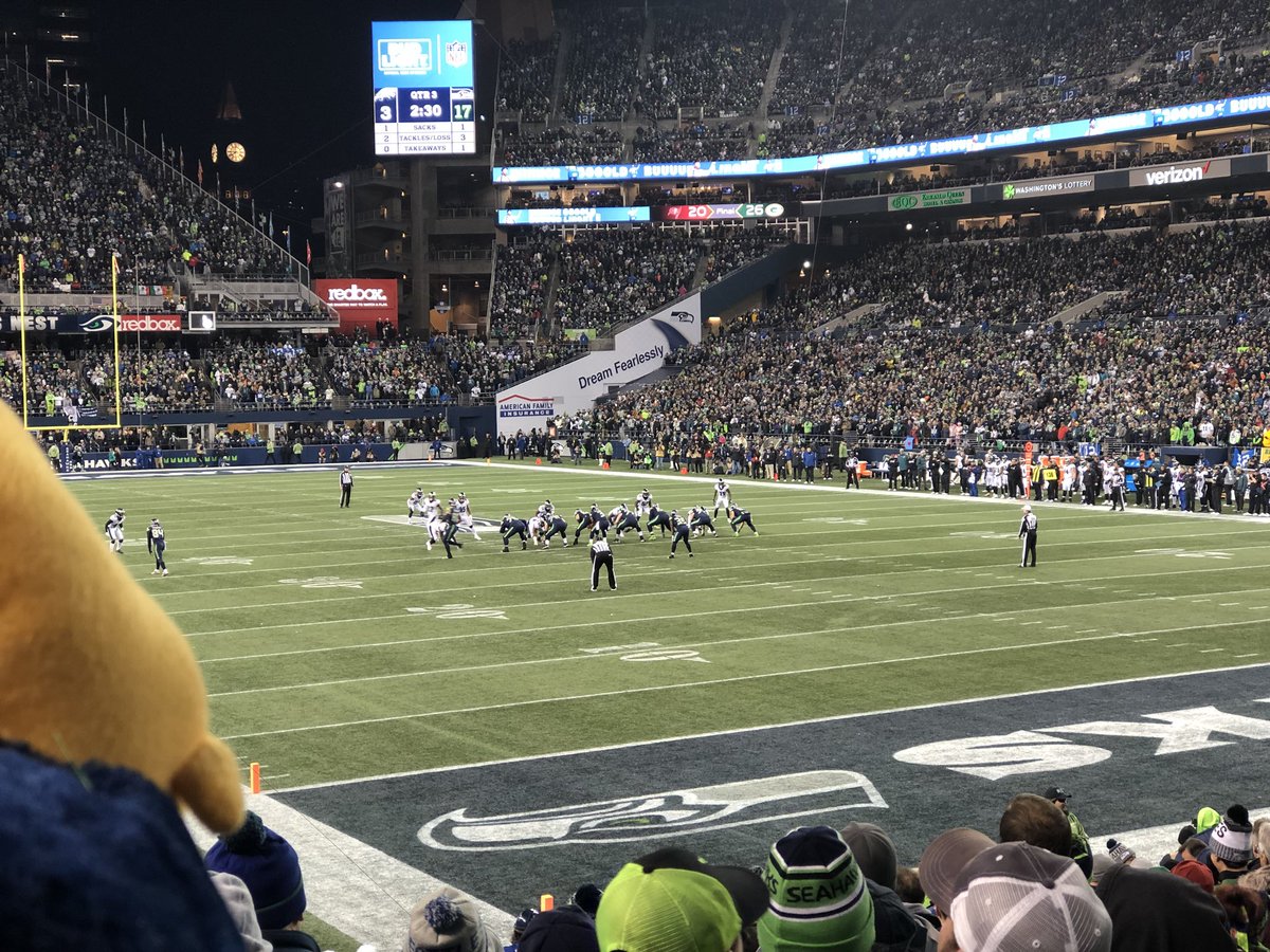 Cheese_Plattaaa's tweet photo. What a game. Got to watch us beat the number one team live and in person ! 💙💚🏈😈 #GoHawks #SNF #PHLvsSEA https://t.co/IN9DSWfiG6