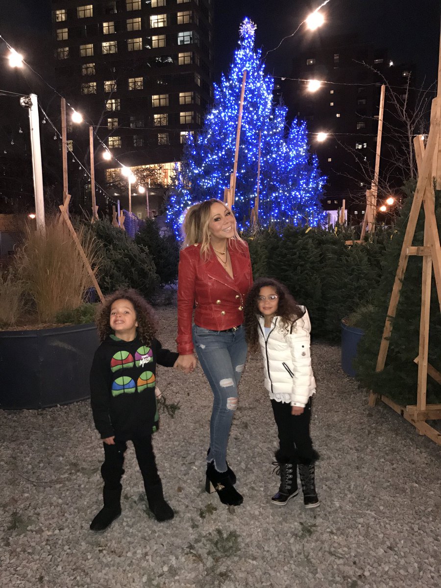 MariahCarey's tweet photo. Trimming our #nyc tree 🎄🎉🎀🎁💖 https://t.co/qRqM4fHrCU