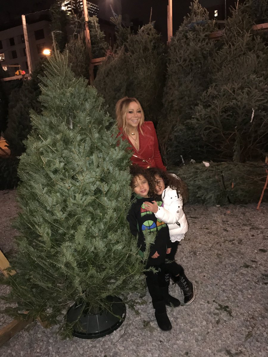 MariahCarey's tweet photo. Trimming our #nyc tree 🎄🎉🎀🎁💖 https://t.co/qRqM4fHrCU