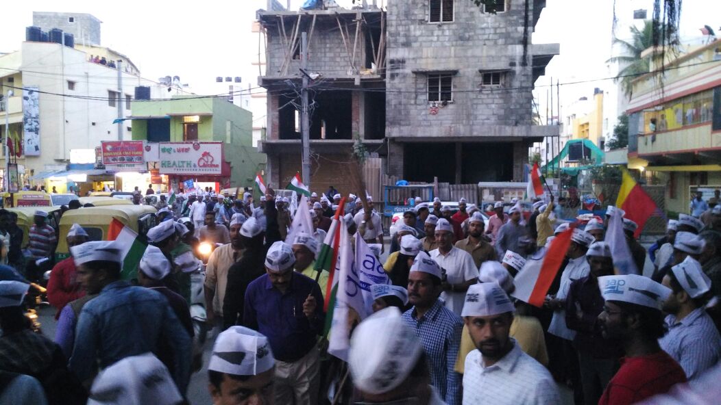 AAPKarnataka's tweet photo. In the streets of BTM, Bangalore.
People say "Only solution for better education and health for all is AAM AADMI PARTY". https://t.co/v3dk4JFK4Y