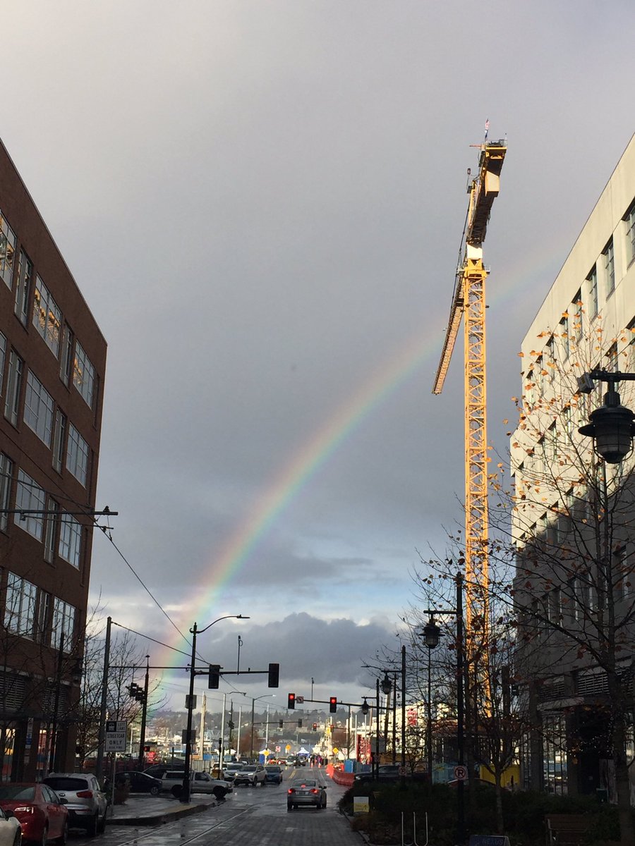 aussiefitusa's tweet photo. Looking out towards the @nwfitnessproject today #theresgoldattheendoftherainbow #pride #seattlepride #rainbow https://t.co/C5qp6d1w9J