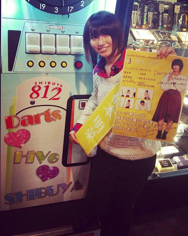 dh_shibuya's tweet photo. 💓ライブクイーンコンテスト2017💓

🌟エントリーNo.3
　楠本明菜（くすもと あきな）さん
　ご来店～～(*´Д｀)💗

サイン入りのポスターを
店内に貼らせて頂きました(*‘ω‘ *)！！

#ライブクイーン　#楠本明菜　#LIVEQUEEN　
#DATRS　#ダーツ　＃DARTSLIVE　＃ダーツライブ https://t.co/oD4M9WtAE5