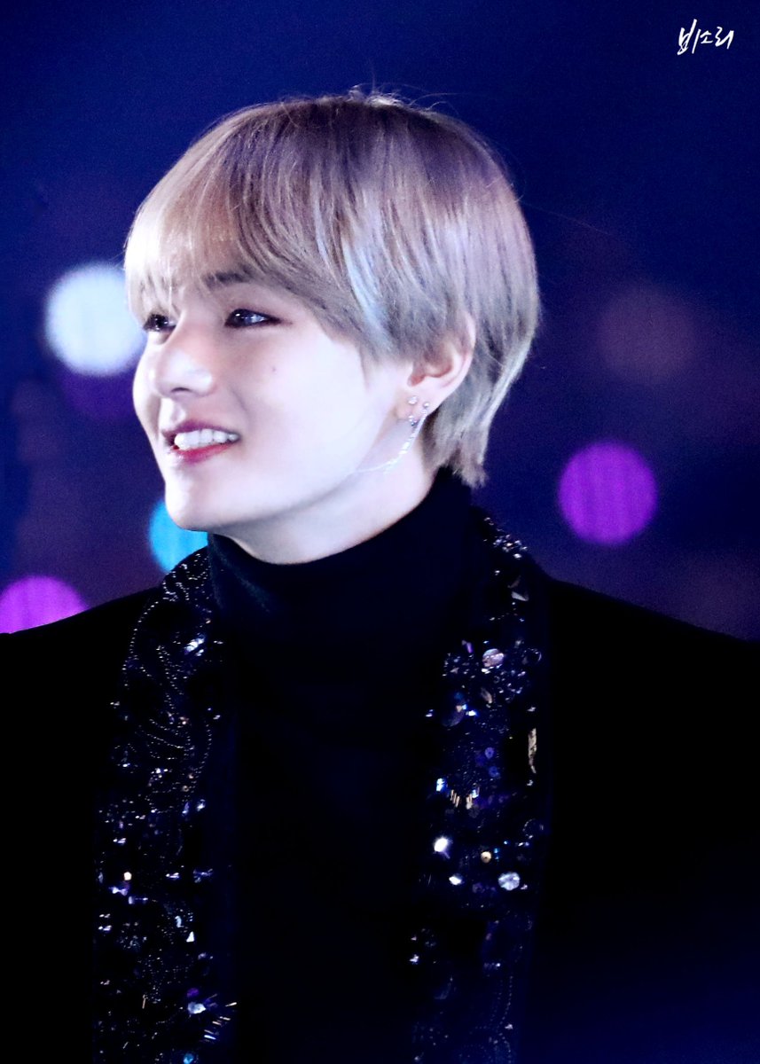 Szimpatikus_kr's tweet image. 171201 MAMA
#V #뷔 #김태형 #태태 #BTS #방탄소년단
요정.. 웃는다
나는.. 죽는다
@BTS_twt