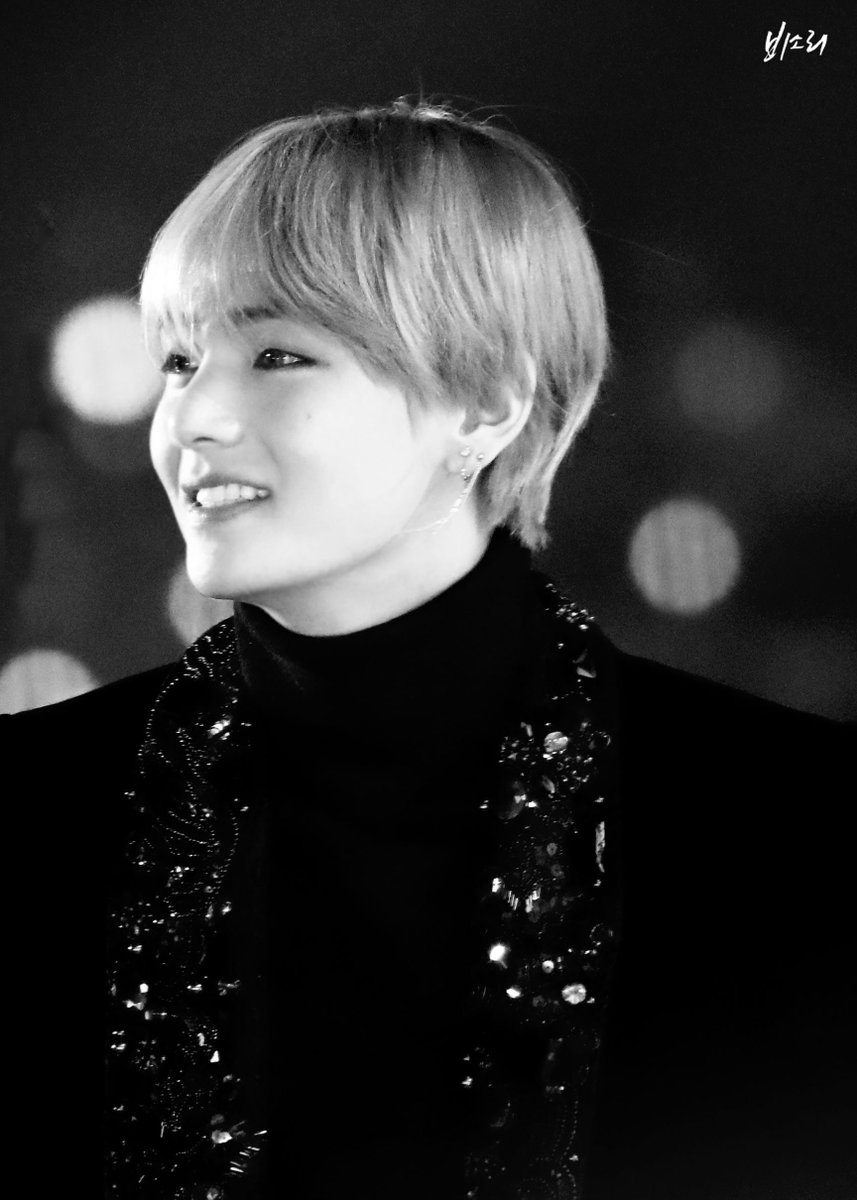 Szimpatikus_kr's tweet image. 171201 MAMA
#V #뷔 #김태형 #태태 #BTS #방탄소년단
요정.. 웃는다
나는.. 죽는다
@BTS_twt