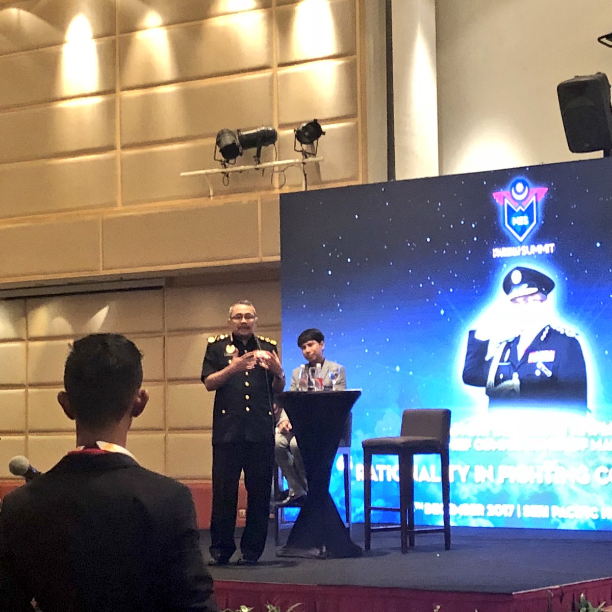 myMES2018's tweet photo. Tan Sri Dzulkifli, chief of MACC, is talking about the ‘Rationality in Fighting Corruption’ ! 🤗 #MES2017 https://t.co/H9E0LD5Pi8
