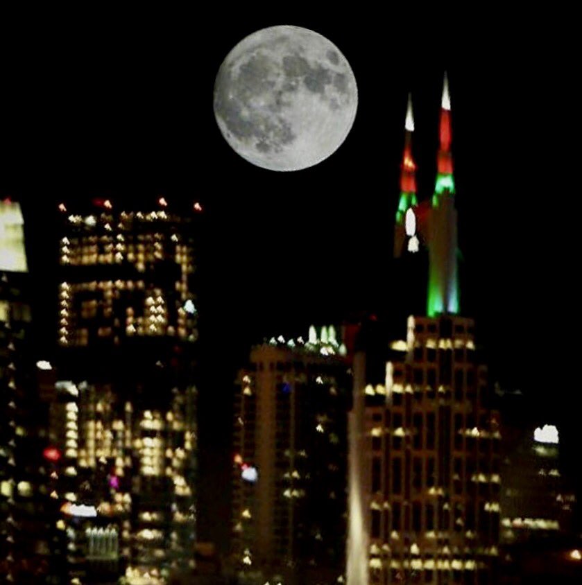Willett_Agency's tweet photo. Merry #supermoon Christmas from @DwntwnNashville!
#merrychristmas #batmanbuilding #downtown #nashville #tennessee #skyline #attbuilding #moon
📸: @nashvilletn @instagram https://t.co/G4ACJI2guH