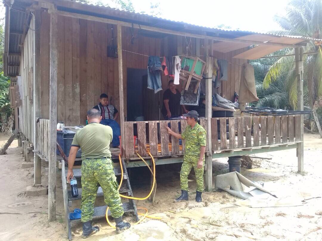 syaffiq_ArpRaub's tweet photo. Berkorban Masa &amp; Tenaga Bukan Mengharapkan Pujian. Cukuplah Sekadar Ucapan Terima Kasih...
Anggota @RELARaub Membantu Membersihkan Rumah Mangsa Banjir Di Kg Ulu Sungai,Raub @relamalaysia @relapahang @zulkifliabidin @RazibSRBrians 
#setiaberbakti 
#MisiBantuanRELA https://t.co/QA8OS4Qx9X
