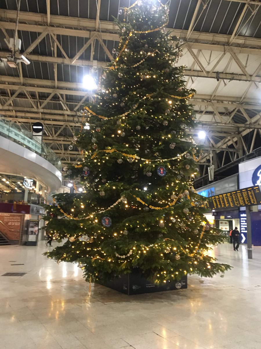 RuizSw18's tweet photo. #christmas #londonwaterloo #christmastree https://t.co/gcpoLK295j