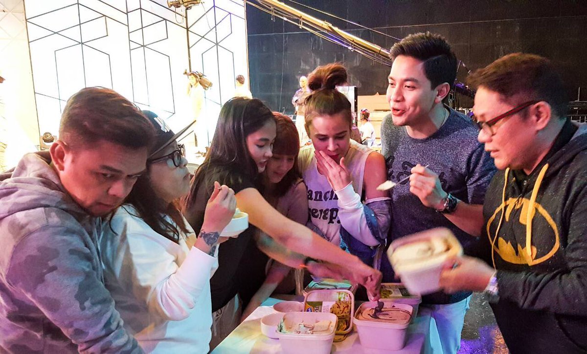 aldenrichards02's tweet photo. Excited na ako to celebrate Christmas with my family and loved ones! At mas magiging masarap ang Christmas celebration kapag kasama natin ang Magnolia Ice Cream! Kayo, share ninyo sa akin by commenting below anong Magnolia Ice Cream ang favorite ninyo? 😊 https://t.co/owupDqZYtO