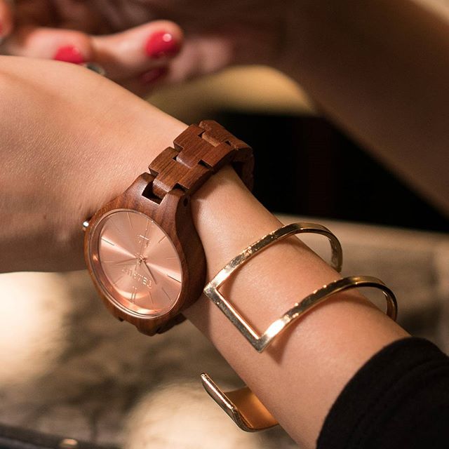 tempuswoodwatch's tweet photo. Isn't that a gorgeous baby your lady would love this holiday season? #woodwatches #watchesofinstagram #womw #wristwear #rosegoldwatch #ecofriendly #ecofriendlyproducts #sustainablefashion #amazing #uniquewatch #christmasgift #valentinesgift #wristcandy #rosegoldwoodwatch #tempusw https://t.co/z1ij8TtKGn