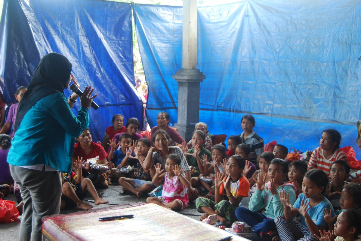 kaekaa's tweet photo. Apalah daya anak rantau biasa hanya bisa berbagi bahagia. salam bahagia dari kami @kampungdongeng  #gunungagung #relawan #dongeng 

@Sutopo_BNPB https://t.co/Md8MNpRJd9