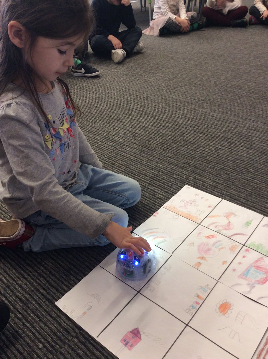 DovedaleY1's tweet photo. 1C loved using algorithms to move the bee bots around their bee bot worlds! 🏰🎡🎢🏝 #year1computing https://t.co/AroHpaZoSy