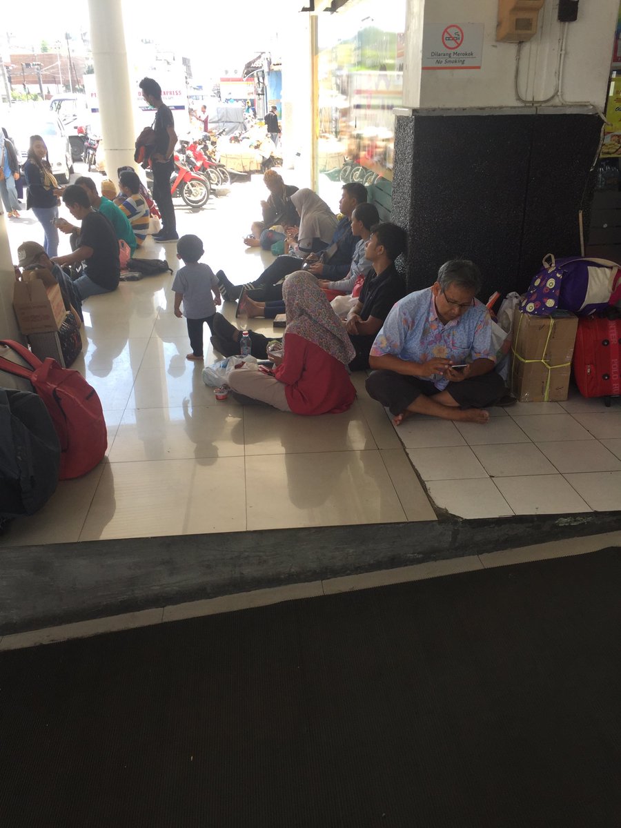 Sbg kota tujuan wisata, Yogya hanya menyediakan fasilitas yg berantakan di stasiun kereta api dan bandara.  Sampai kapan?