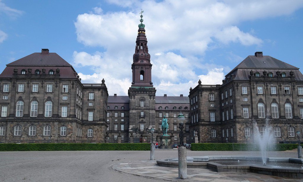 DagensGang's tweet photo. Afsløring: Ministre skider på Christiansborg #dkpol #dkmedier https://t.co/Ac5czej8yb https://t.co/geZsKwCalm