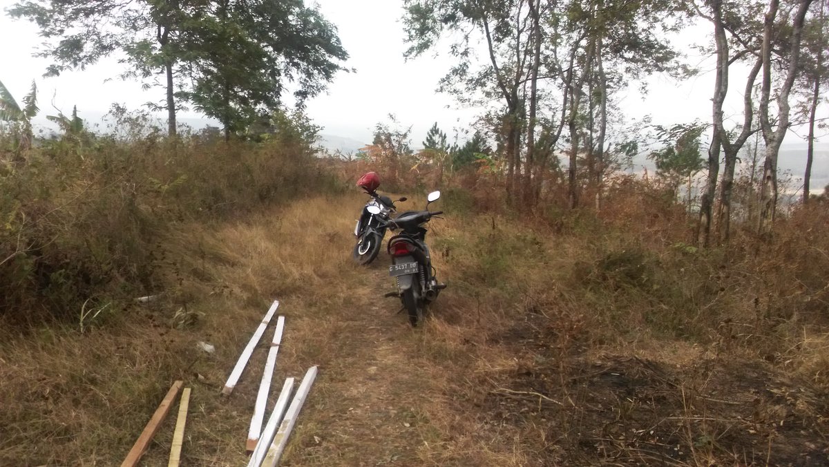 pkk_simpur's tweet photo. @ganjarpranowo @pakjunaedi @SimpurDesa mohon jalan tersebut di aktifkan kembali karena itu adalah jalan utama.sebagai jalan kabupaten masa seperti hutan belantara,mohon pada @pakjunaedi agar Rigid Beton nya di selesaikan agar bisa di lalui mobil dan motor.matur nuwun https://t.co/CLnPnBLAgv