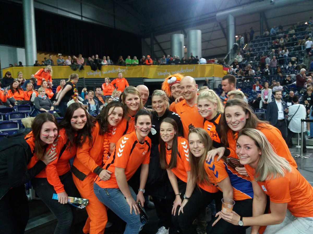 Robin_Gielen's tweet photo. Fantastische sfeer in de #Leipzig Arena tijdens het WK 2017 dames #handball . Geslaagd trainingsweekend met #Cabooter @HandbaLVenlo . Nu op naar de competitie hervatting en op 9 dec in #Venlo strijden tegen VOC om de eerste positie van de #eredivisie #trots #hardwerkenloont https://t.co/yzlOHmum5n