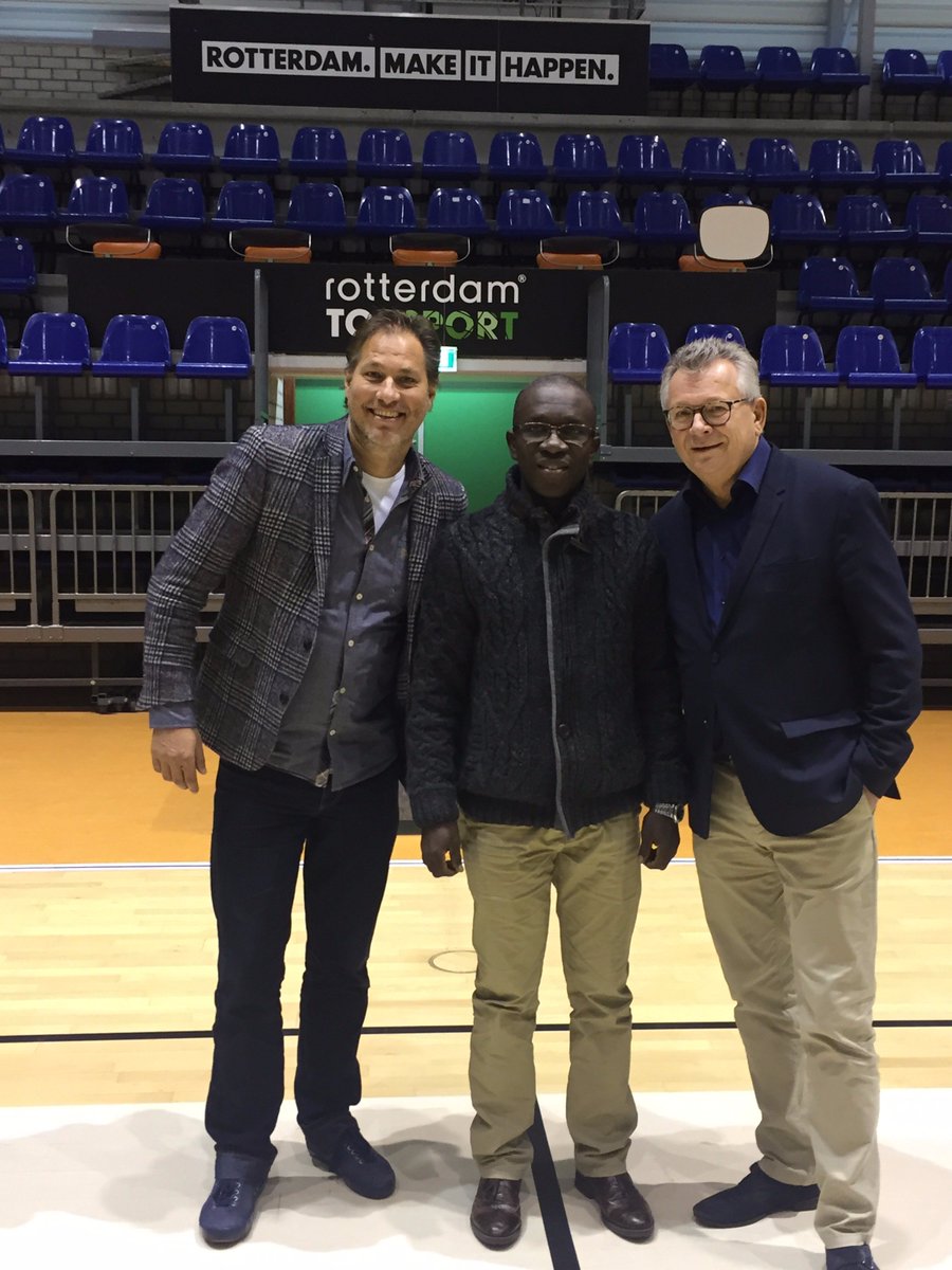 Vandaag ontvingen wij informeel de Minister van Sport van Sierra Leone, Mr. Ahmed Khanou, samen met Sander de Kramer. Minister Khanou bekijkt de mogelijkheden om met een aantal sporten samen te werken, ook had hij interesse in de Topsport Talentschool Thorbecke #MakeItHappen