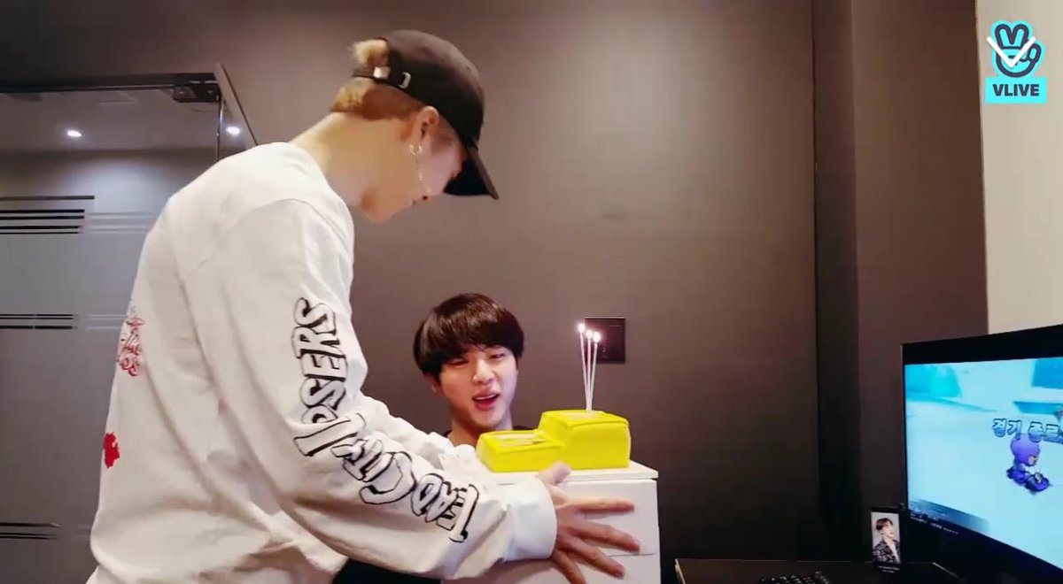 emesspace's tweet photo. จีมินนั่งรอจินฮยองเล่นเกมแบบเงียบๆ พอเล่นจบก็ร้องเพลงวันเกิดให้เลย แล้วดูเค้กสิ 555555555555555555 เอ็นดู พี่จินบอกอร่อย https://t.co/s315jdRoeu