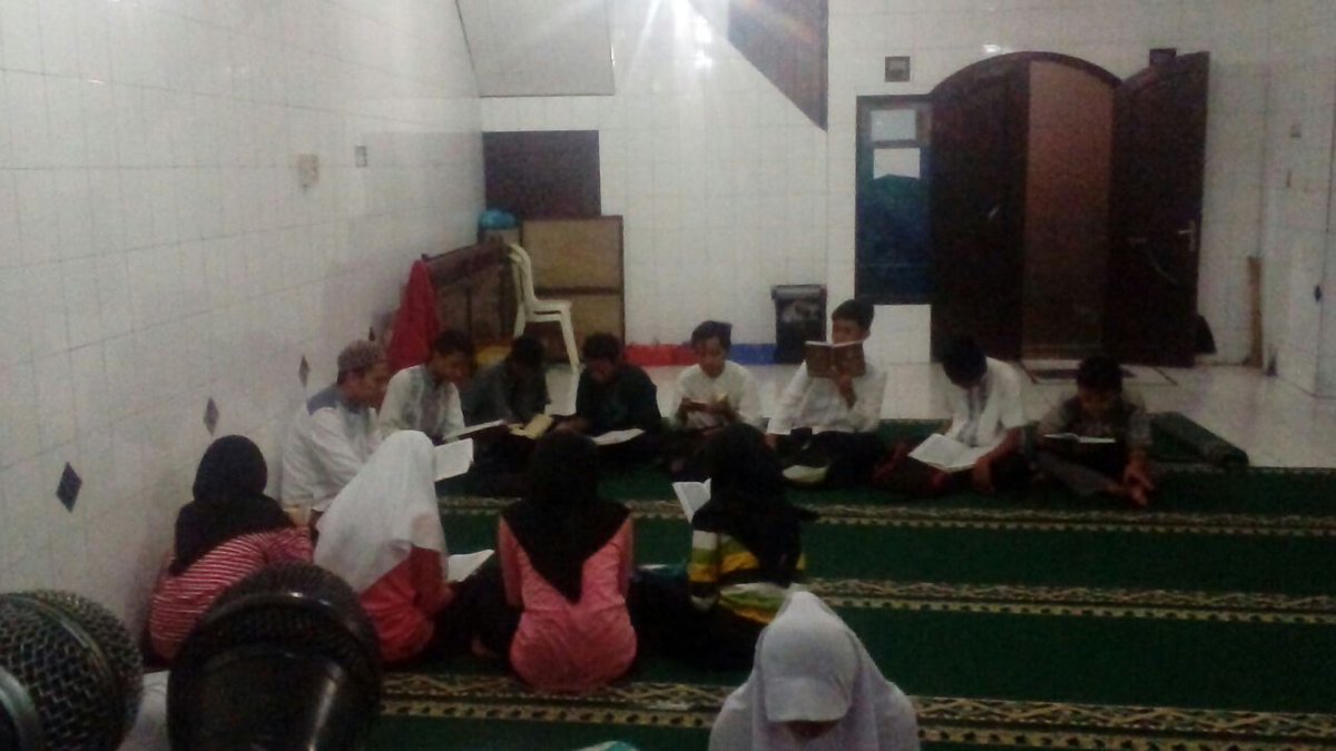 Giat gerakan maghrib mengaji di Masjid Al-Maarief wilayah RW.04 Kelurahan Garuda. Senin, 04-12-2017. <a href="/ridwankamil/">Ridwan Kamil</a> <a href="/OdedMD/">Oded Muhamad Danial</a> <a href="/yossiirianto/">Yossi Irianto</a> <a href="/pembdg/">Pemerintahan Bandung</a> @HumasBdg @kecamatan_andir <a href="/BdgMengaji/">Magrib Mengaji</a>