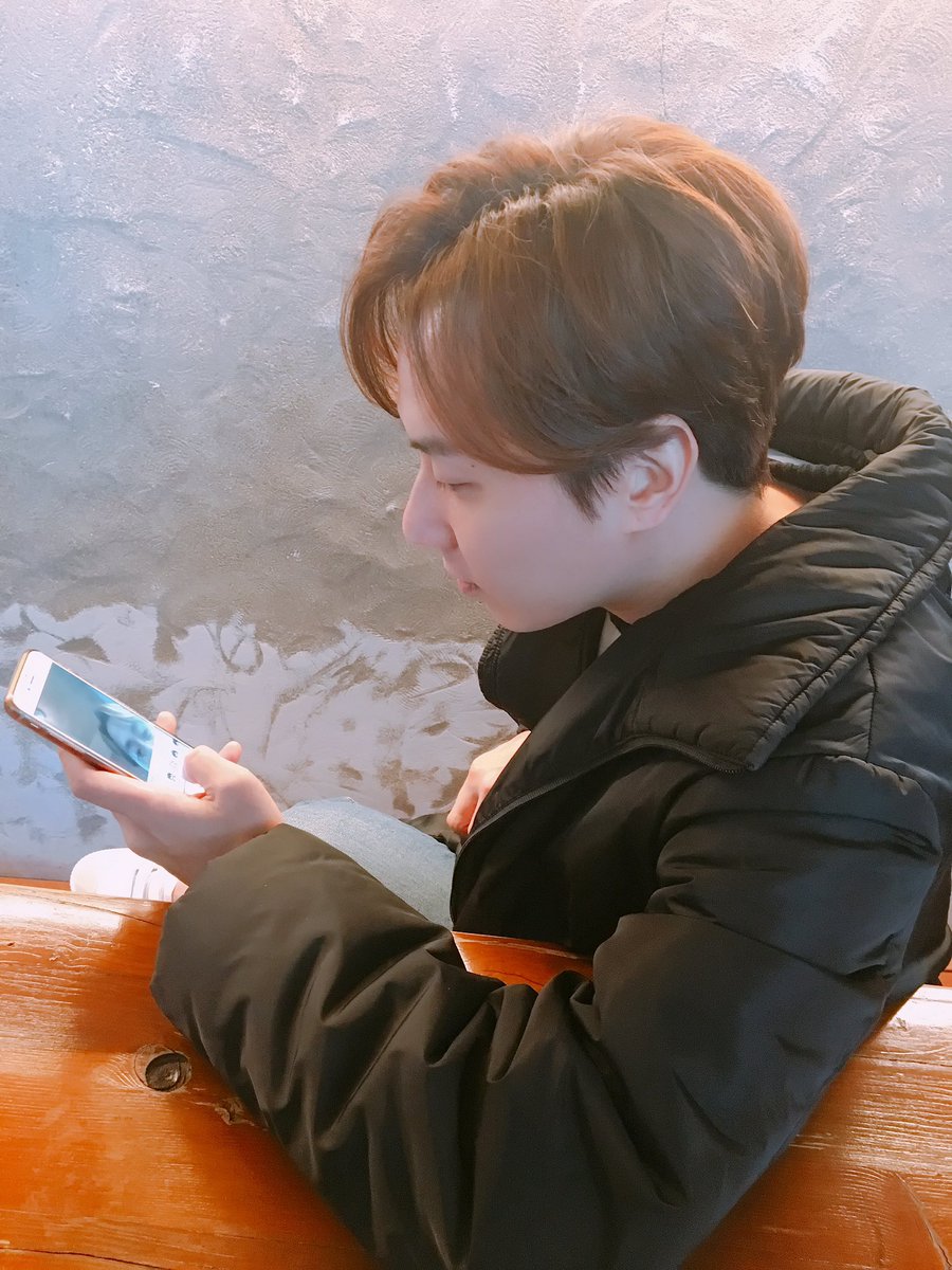 ANDY__official's tweet photo. 오늘도 월요병 퇴치 #앤디 보고 가세요💕
신중하게 직접 필터 고르는 중!
그냥 예쁘게 태어난 곤데~ #태생_잘생쁨_이앤디 #ANDY #신화 #SHINHWA #콰이 비하인드 https://t.co/gghQQgGdgZ
