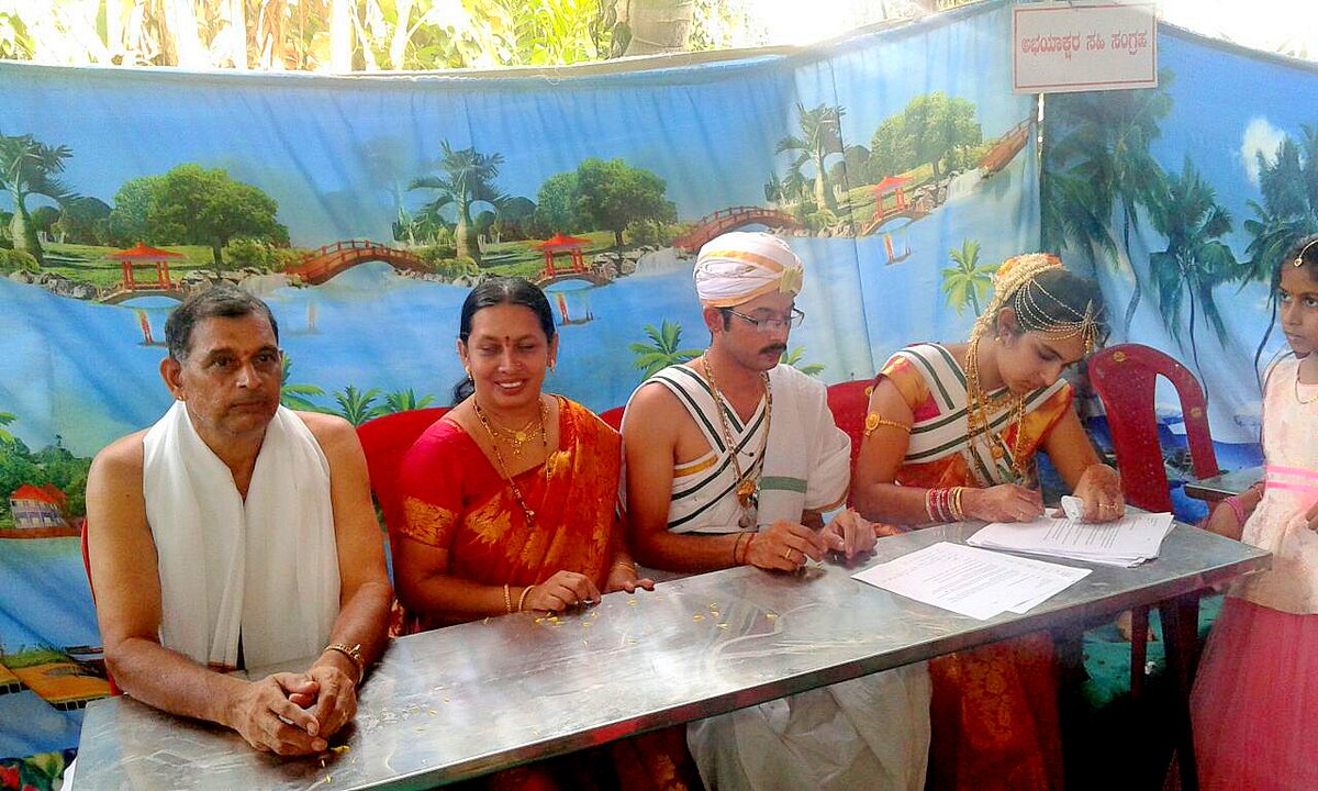 UllekhaMhMandal's tweet photo. #ProtectWithPen #ಅಭಯಾಕ್ಷರ
ವಿವಾಹ ಸಂದರ್ಭಕ್ಕೆ ತಲಪಿದೆ #ಅಭಯಾಕ್ಷರ ಕ್ರಾಂತಿ 
ಪದರಂಜ ಸೂರ್ಯನಾರಾಯಣ ಭಟ್ ಇವರ ಪುತ್ರ ಶ್ರೀಹರಿಶಂಕರ ಶರ್ಮ ಮತ್ತು ಗೋಪಾಲಕೃಷ್ಣ ಭಟ್ ಇವರ ಪುತ್ರಿ ಗ್ರೀಷ್ಮ ಇವರ ವಿವಾಹಾಂಗ ವಧೂಗೃಹ ಪ್ರವೇಶ ಕಾರ್ಯಕ್ರಮದಲ್ಲಿ ಅಭಯಾಕ್ಷರ
ಉಪ್ಪಿನಂಗಡಿ ಮಂಡಲ
@GouParivara 
#ಅಭಯಗೋಯಾತ್ರೆ #AbhayaGouyatra https://t.co/DtxCUle3IU