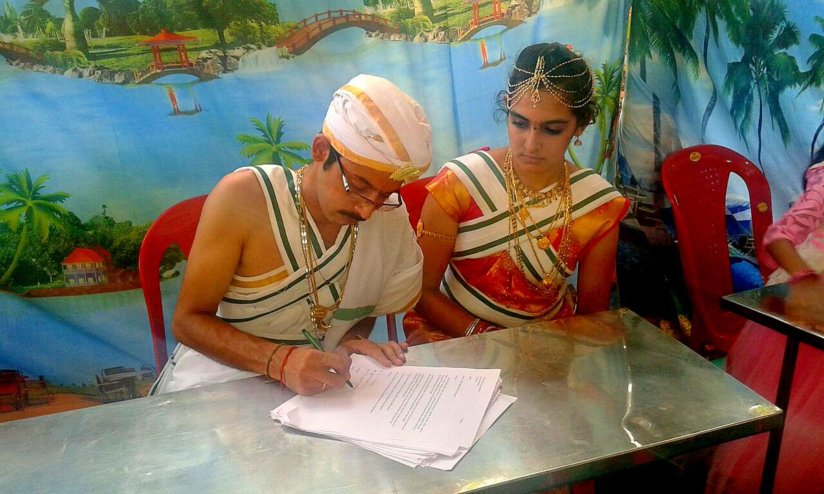 UllekhaMhMandal's tweet photo. #ProtectWithPen #ಅಭಯಾಕ್ಷರ
ವಿವಾಹ ಸಂದರ್ಭಕ್ಕೆ ತಲಪಿದೆ #ಅಭಯಾಕ್ಷರ ಕ್ರಾಂತಿ 
ಪದರಂಜ ಸೂರ್ಯನಾರಾಯಣ ಭಟ್ ಇವರ ಪುತ್ರ ಶ್ರೀಹರಿಶಂಕರ ಶರ್ಮ ಮತ್ತು ಗೋಪಾಲಕೃಷ್ಣ ಭಟ್ ಇವರ ಪುತ್ರಿ ಗ್ರೀಷ್ಮ ಇವರ ವಿವಾಹಾಂಗ ವಧೂಗೃಹ ಪ್ರವೇಶ ಕಾರ್ಯಕ್ರಮದಲ್ಲಿ ಅಭಯಾಕ್ಷರ
ಉಪ್ಪಿನಂಗಡಿ ಮಂಡಲ
@GouParivara 
#ಅಭಯಗೋಯಾತ್ರೆ #AbhayaGouyatra https://t.co/DtxCUle3IU