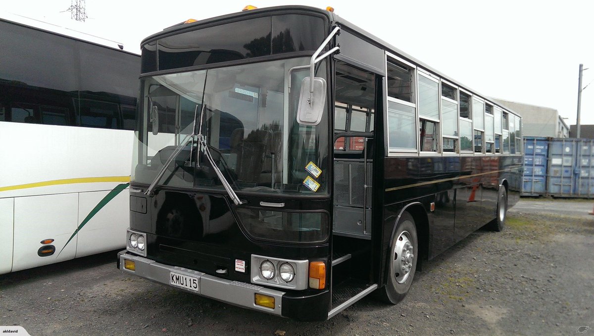 Y30vip T Co 1uqbgyhf4j ニュージーランド中古車 91年式のエアロスターk トップドア 真っ黒に塗られているので街宣車みたい 冷房車ステッカーも残っており状態も良さげだが 座席は取っ払われておりキャンピングベースなようだ 元は自家用