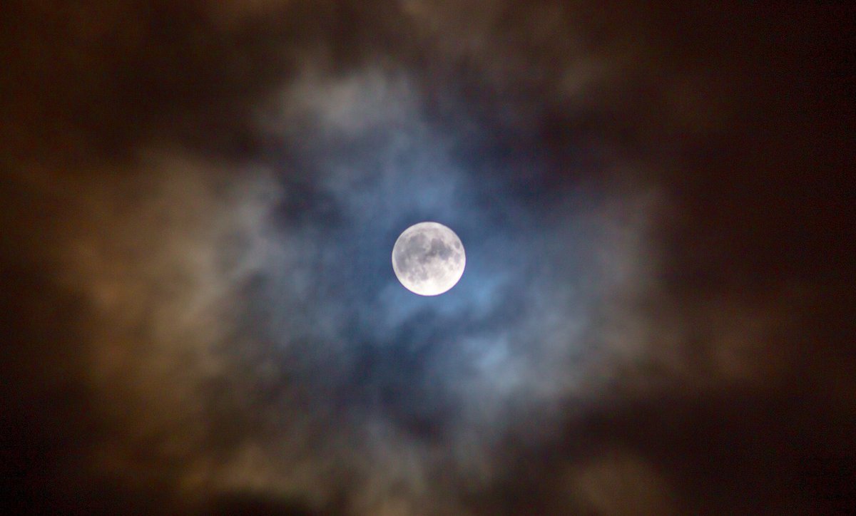 thelondonastro's tweet photo. Suffering from serious cloud fatigue here in #London so was happy to grab this quick 300mm telephoto shot of the much reported full Moon last night #Moon #supermoon #coldmoon #astrophotography #astronomy #astrophoto2017 #supermoon2017 https://t.co/FAShH3iI6f