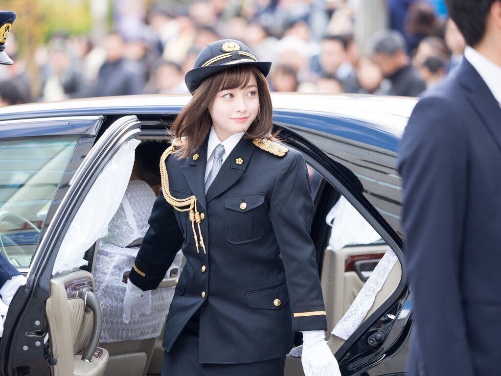 橋本環奈 先日久しぶりに福岡に帰って 1日警察署長をさせて頂きました 笑 天神の街をパレードするのは不思議な感覚でした いつも普通に歩いてる場所を 笑 たくさんの方に声をかけて頂いて写真を撮って頂いたので 写真載せます 通知を見て 見つけた 橋本環奈 先日久しぶりに福岡に帰って 1日警察署長をさせて頂きました 笑 天神の街をパレードするのは不思議な感覚でした いつも普通に歩いてる場所を 笑 たくさんの方に声をかけて頂いて写真を撮って頂いたので 写真載せます 通知を見て 見つけた