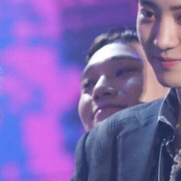 _jongdaelicious's tweet photo. La gente normal ve como BH mira a CY, yo solo veo al asomao' de Chen y lo amo ♡♡♡ https://t.co/4tKEXnCvPH