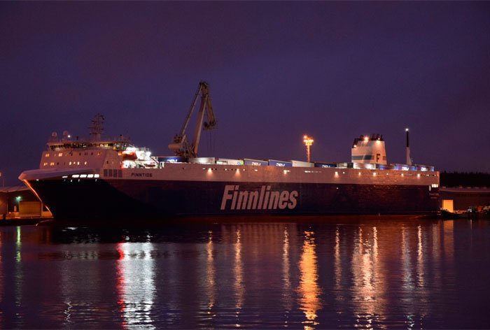PortOfTurkuFI's tweet photo. On sillä pituutta! Tarkalleen ottaen 217,77 metriä. @FinnlinesFI'n pidennetty MS Finntide lastasi Turussa eilen. Kiitos kuvasta @timo_jokiranta! #Finntide #rahtiliikenne #Turku https://t.co/xVvd5Km8wu