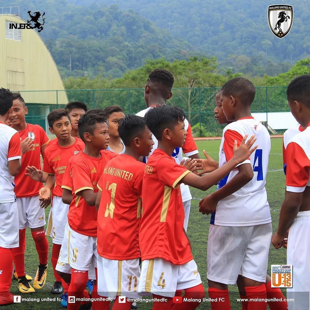 malangunitedfc's tweet photo. Kalah Postur tak meruntuhkan nyali pemain “licek” Malang United saat menghadapi SAFC dari afrika selatan #dpffmalangunited #dpff #dpffmalang #malangunited #malang #ngalam #phuket #indonesia #afrika #cup https://t.co/Zp8P8KVFNP