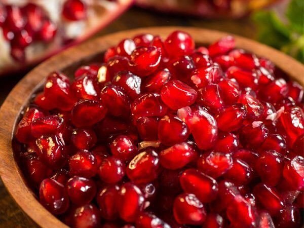 De rode pitjes van de granaatappel zitten vol kalium, vitamine C en antioxidanten. De perfecte boost voor koude en regenachtige dagen. Nu in onze couscoussalade met kikkererwten, munt, amandel en citroen! ift.tt/1RFU3lI #superfood #couscous #salade