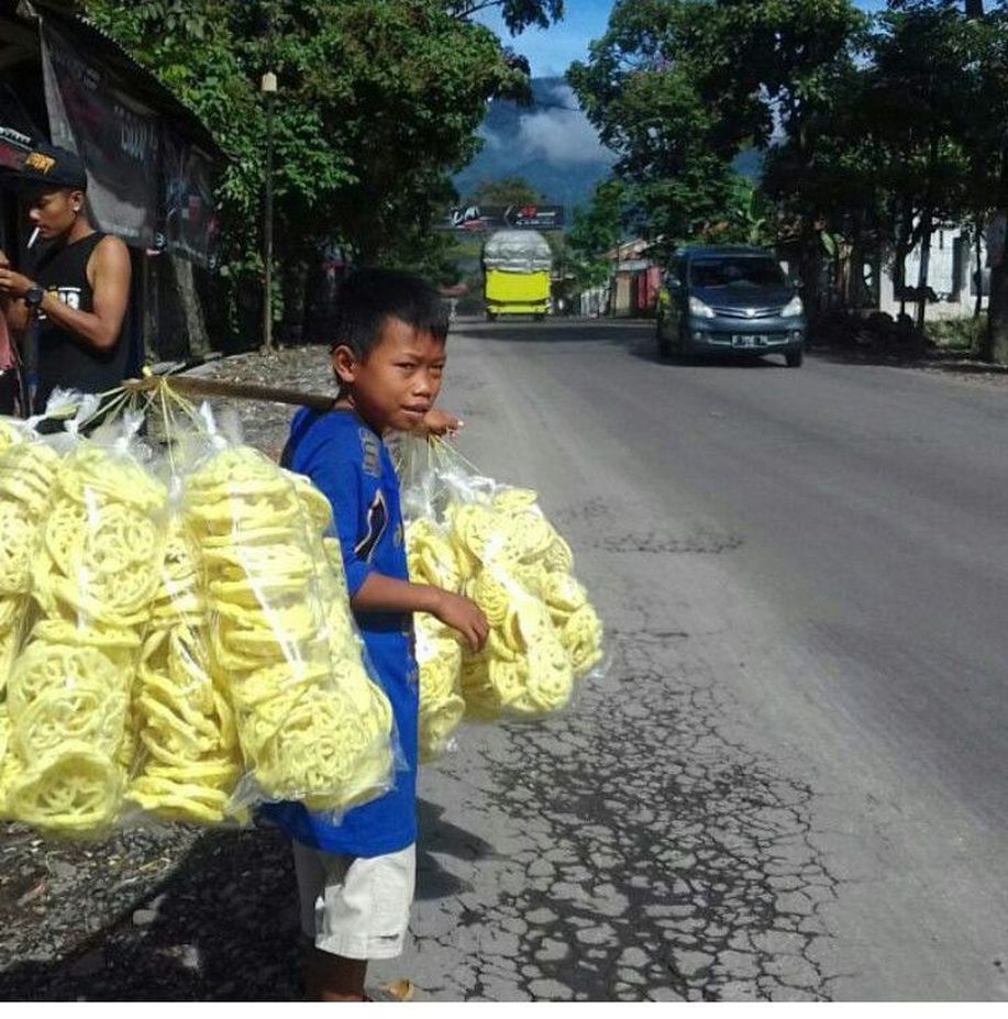 Kisah Bocah Garut Jualan Kerupuk Demi Ibu dan Rindu Sosok Ayah detik.id/6ukXj7