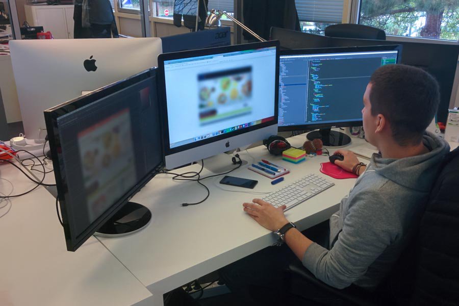 On se demande si <a href="/chouk1991/">Alex</a> a assez d’écrans 🤣